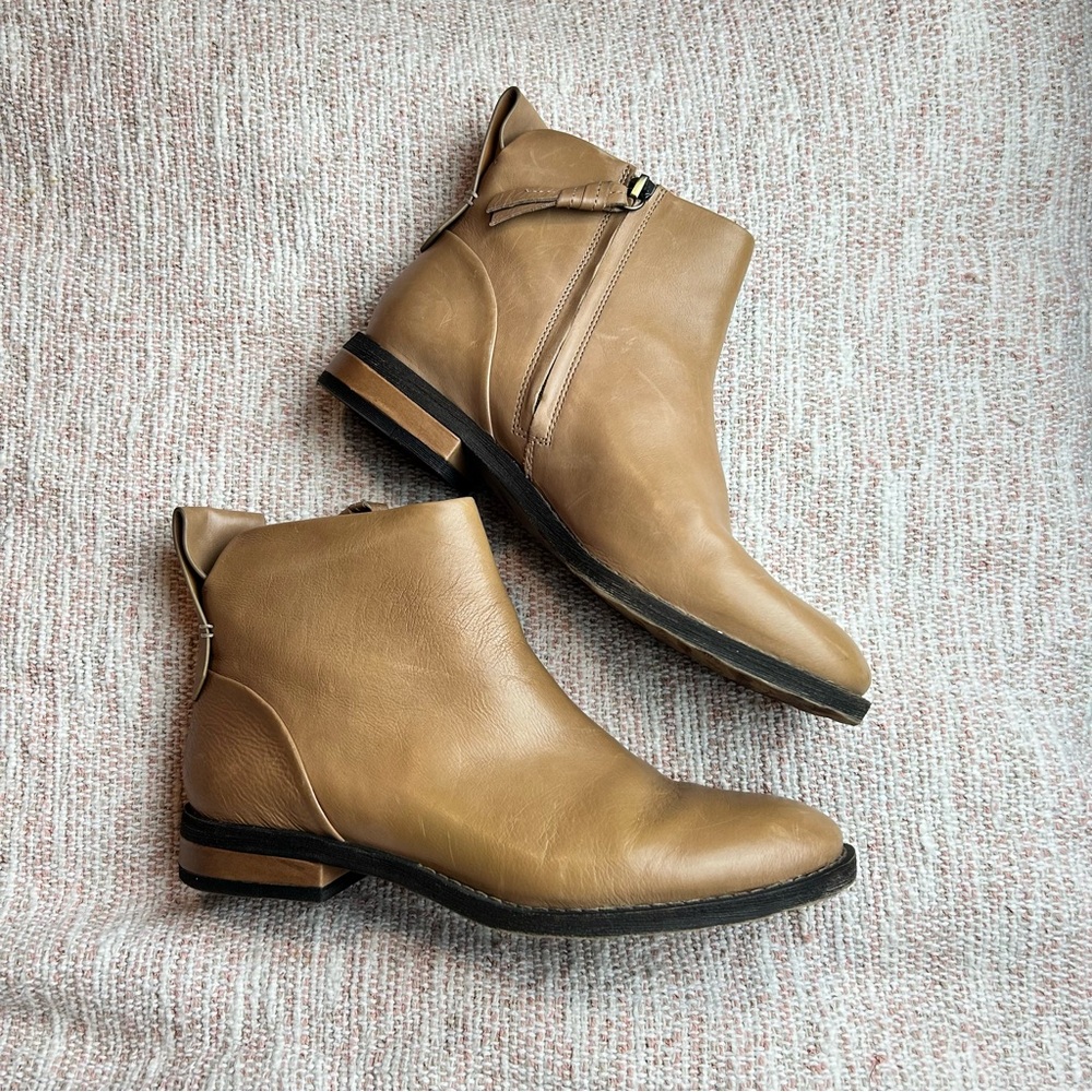 Sarto A Lori taupe leather ankle booties boots Size 8 in EUC